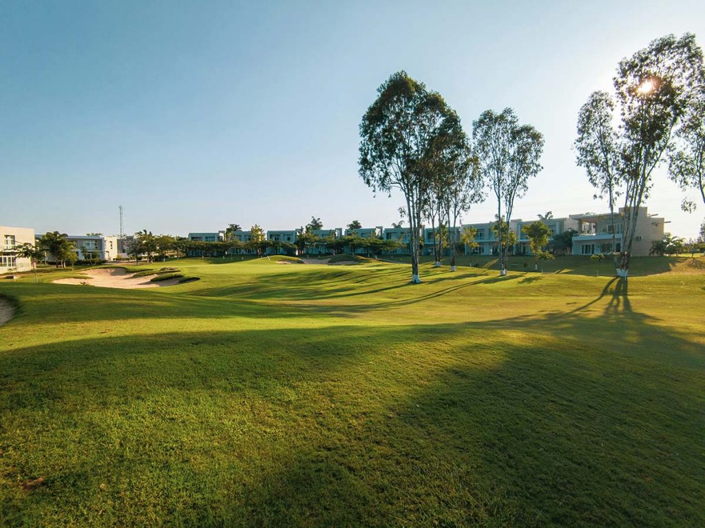 Panoramic view of a lush green golf course at Blackthorn Golf Club. Smooth
