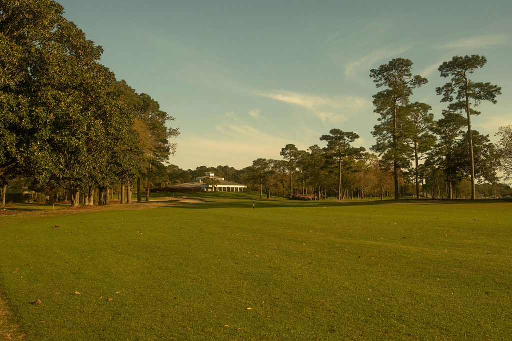 Panoramic view of a lush green golf course at Crooked Oak Golf Club of Colquitt. Smooth