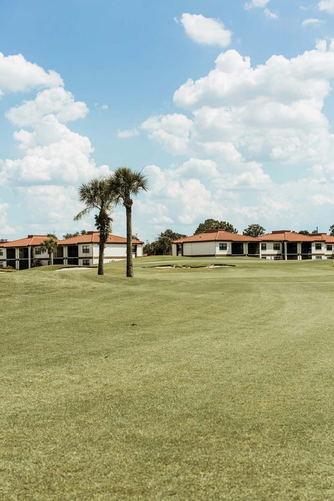 Panoramic view of a lush green golf course at Golf-In. Smooth