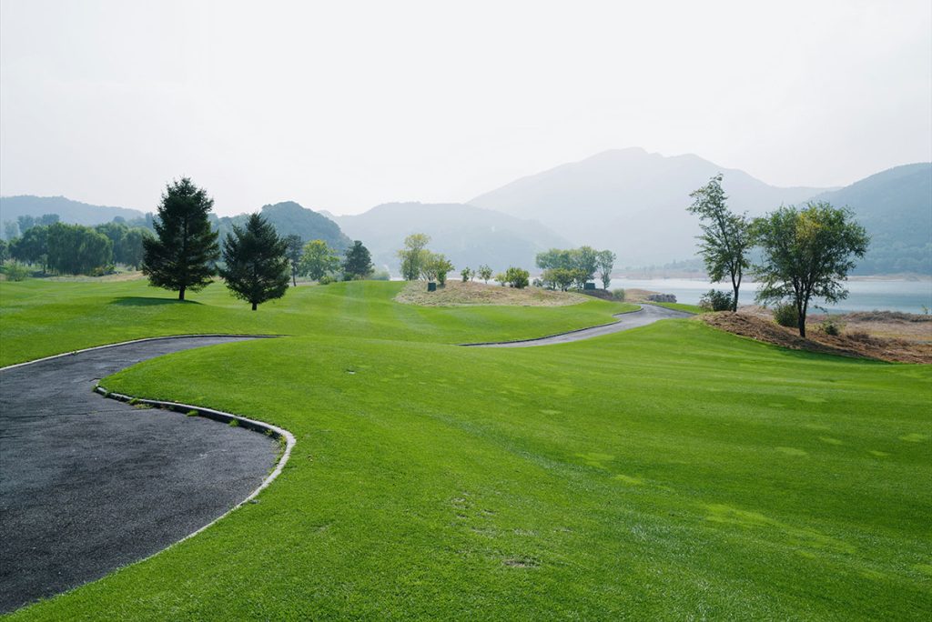 Panoramic view of a lush green golf course at The Ledges. Smooth