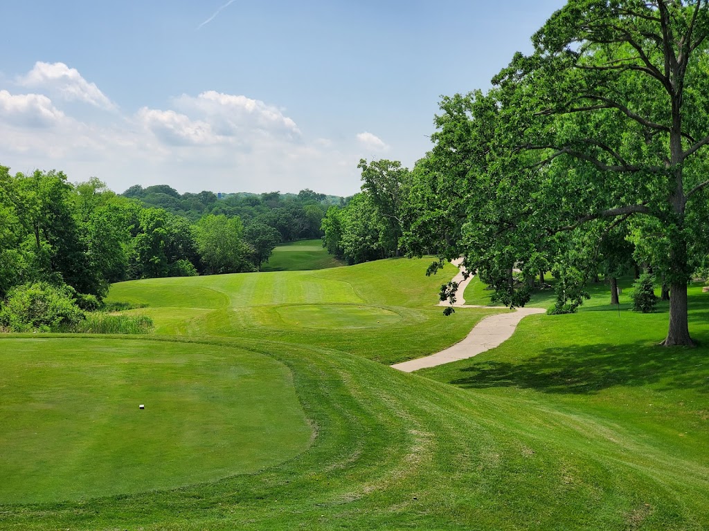 Panoramic view of a lush green golf course at Bos Landen Golf Course. Smooth