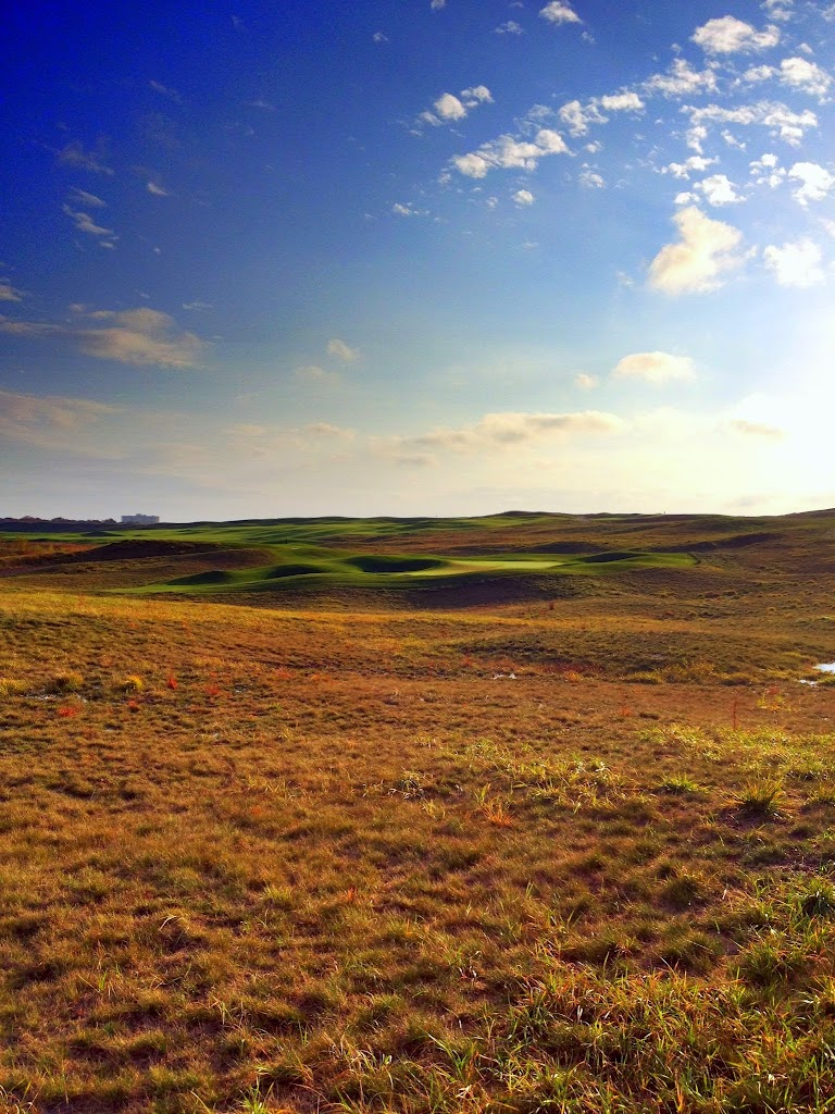 Panoramic view of a lush green golf course at Chicago Highlands Club. Smooth