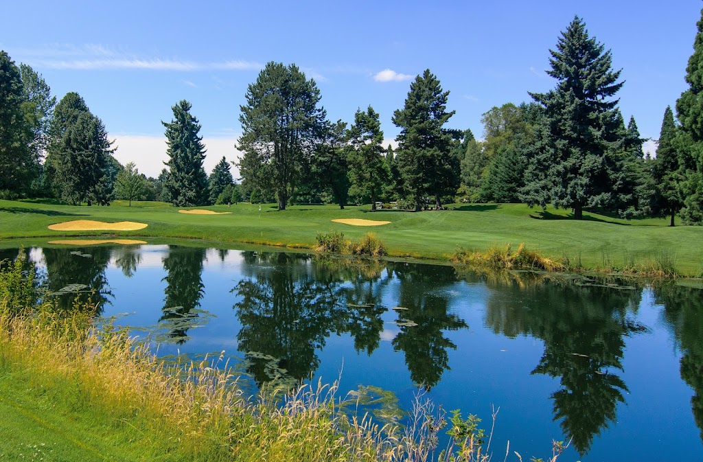 Panoramic view of a lush green golf course at Columbia Edgewater Country Club. Smooth