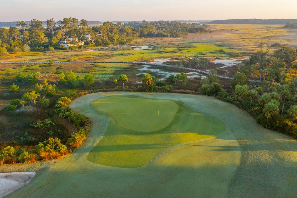 Panoramic view of a lush green golf course at Deer Creek Golf Course at The Landings Golf & Athletic Club. Smooth