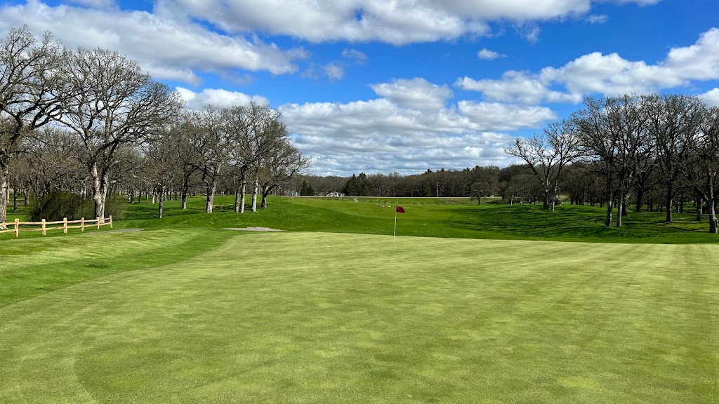 Panoramic view of a lush green golf course at Eagle's Landing. Smooth