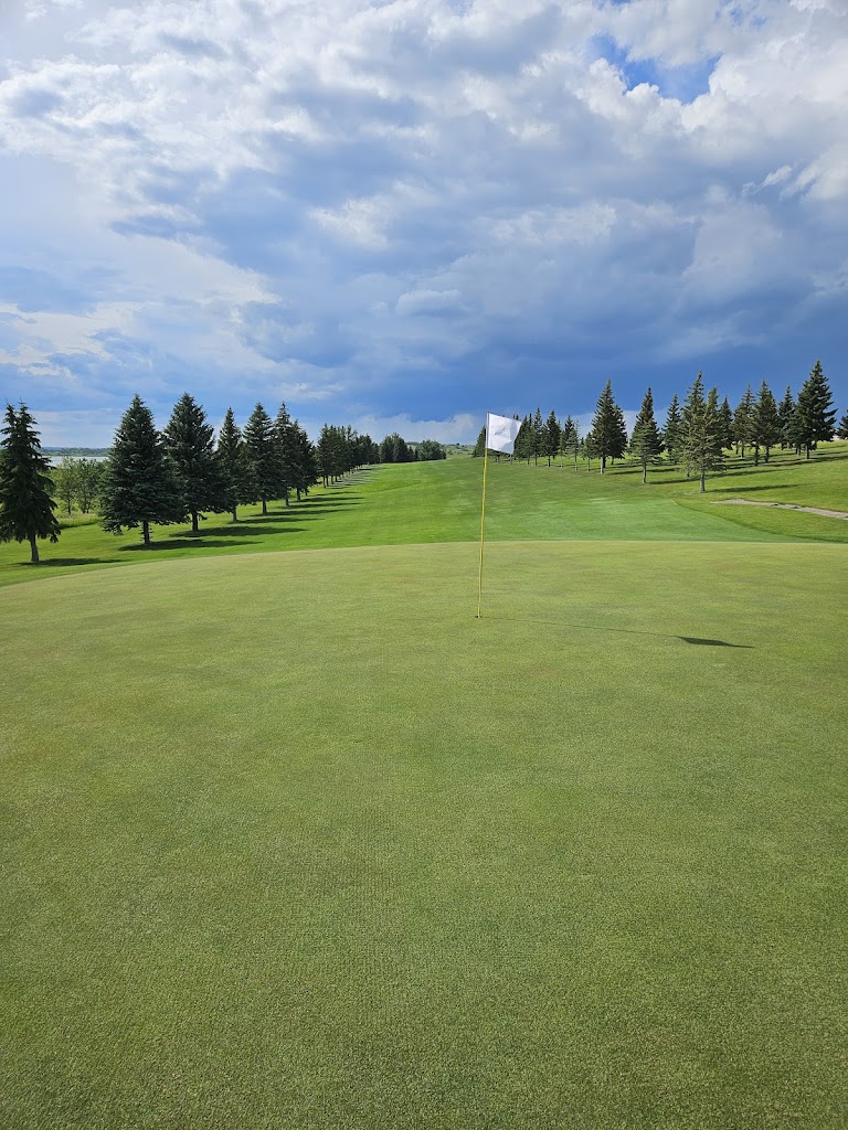 Panoramic view of a lush green golf course at Edgewater Country Club. Smooth