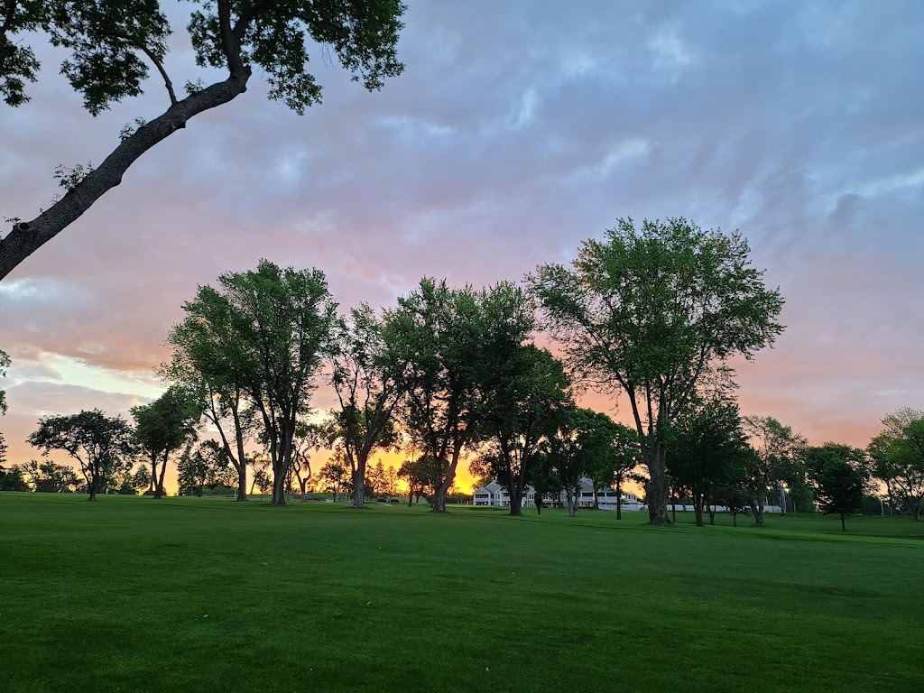 Panoramic view of a lush green golf course at Field Club of Omaha. Smooth