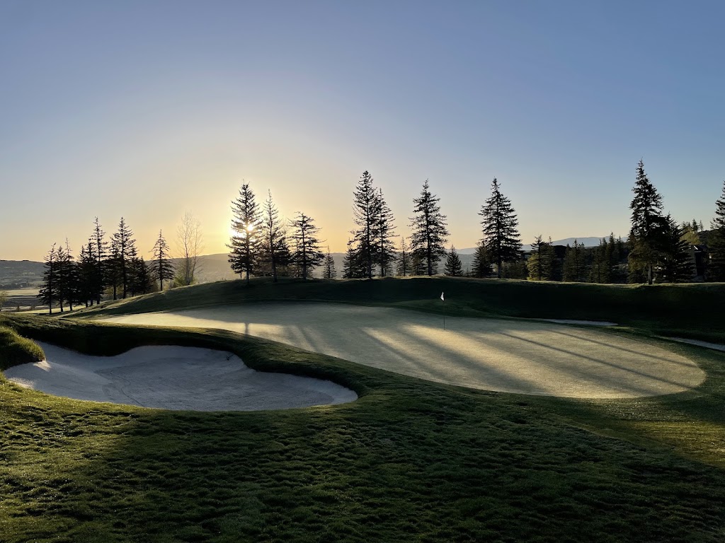 Panoramic view of a lush green golf course at Glenwild Golf Club and Spa. Smooth