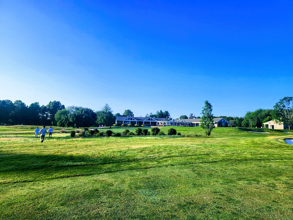 Panoramic view of a lush green golf course at Great Neck Country Club. Smooth
