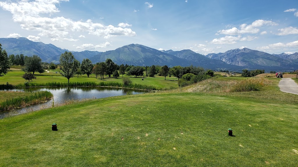 Panoramic view of a lush green golf course at Hamilton Golf Club. Smooth