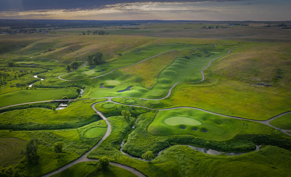 Panoramic view of a lush green golf course at Hawktree Golf Club. Smooth