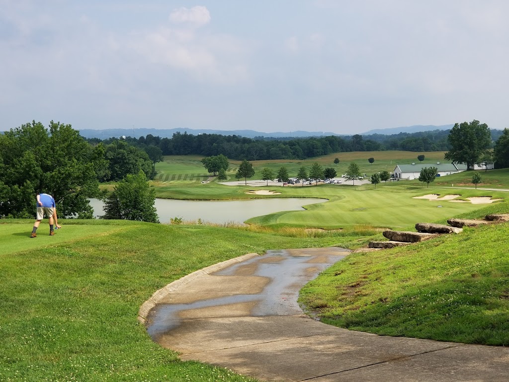Panoramic view of a lush green golf course at Heritage Hill Golf Club. Smooth