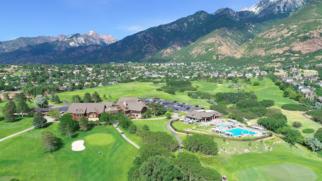 Panoramic view of a lush green golf course at Hidden Valley Country Club. Smooth