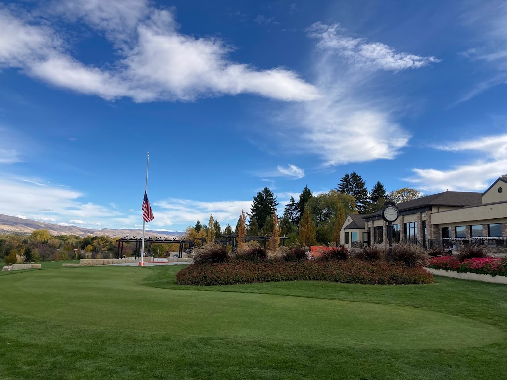 Panoramic view of a lush green golf course at Hillcrest Country Club Inc. Smooth