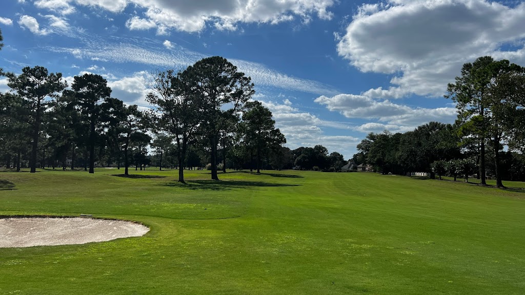 Panoramic view of a lush green golf course at Houston Lake Country Club. Smooth
