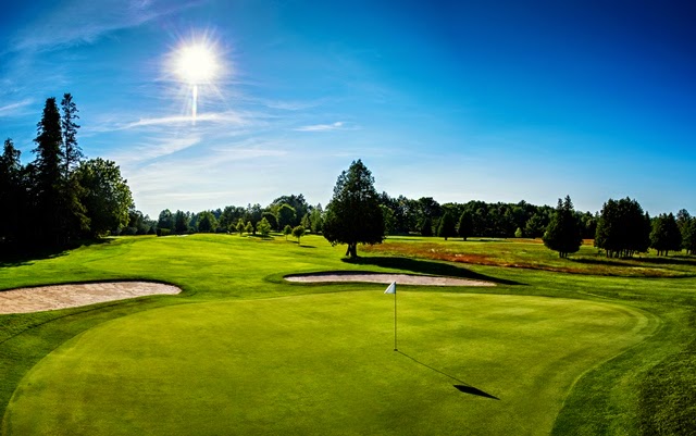 Panoramic view of a lush green golf course at Indian River Golf Club. Smooth