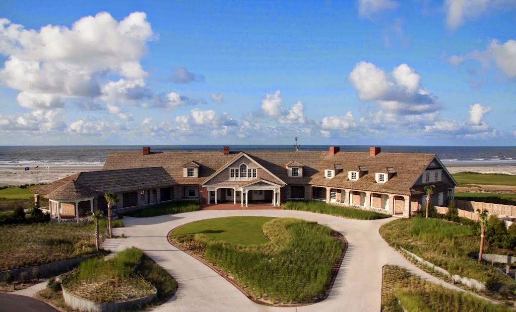 Panoramic view of a lush green golf course at Kiawah Island Golf Resort. Smooth