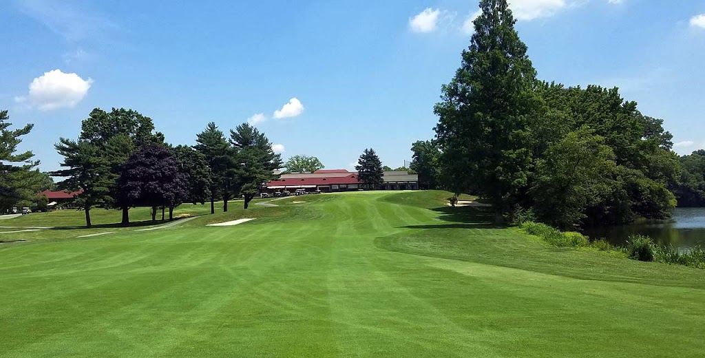 Panoramic view of a lush green golf course at Lake Success Golf Club. Smooth
