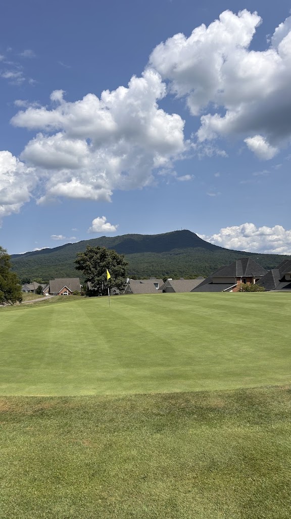 Panoramic view of a lush green golf course at Lakeview Golf Club. Smooth