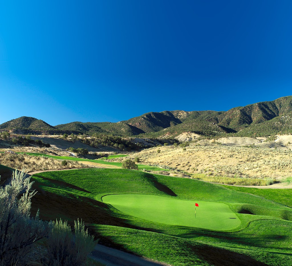 Panoramic view of a lush green golf course at Lakota Links. Smooth