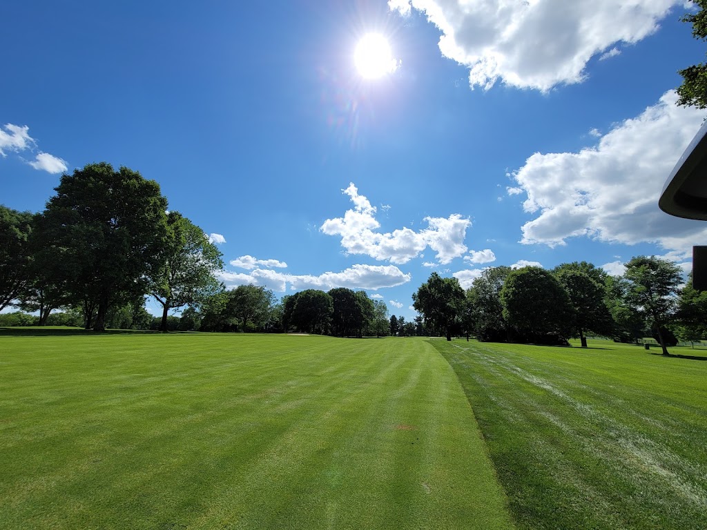 Panoramic view of a lush green golf course at Lexington Country Club. Smooth