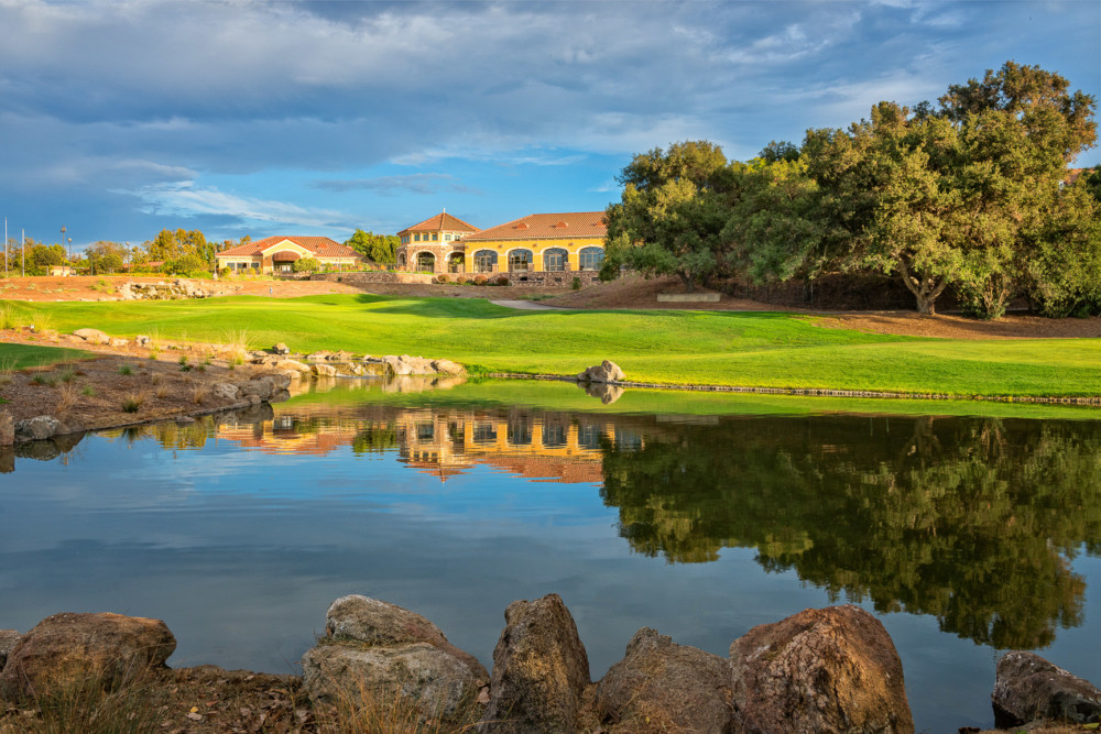 Panoramic view of a lush green golf course at Los Robles Greens. Smooth