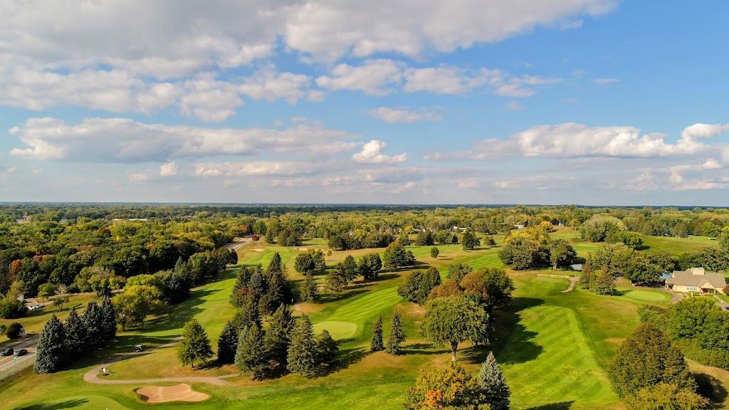 Panoramic view of a lush green golf course at Manitou Ridge. Smooth