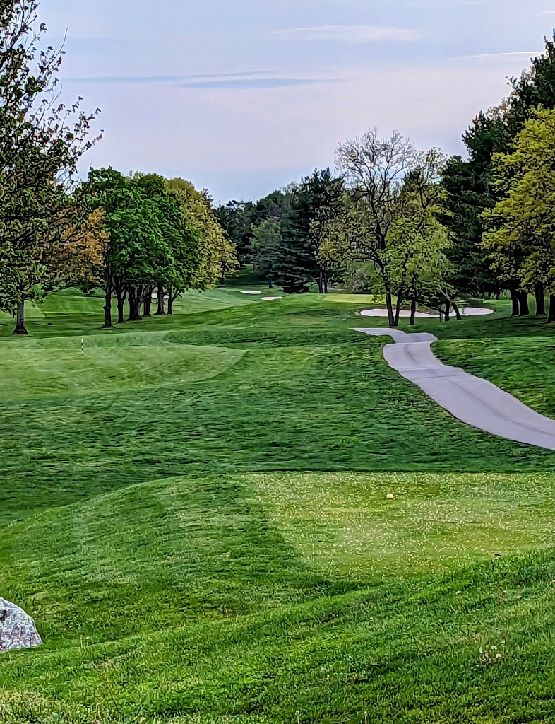 Panoramic view of a lush green golf course at Maple Moor Golf Course. Smooth