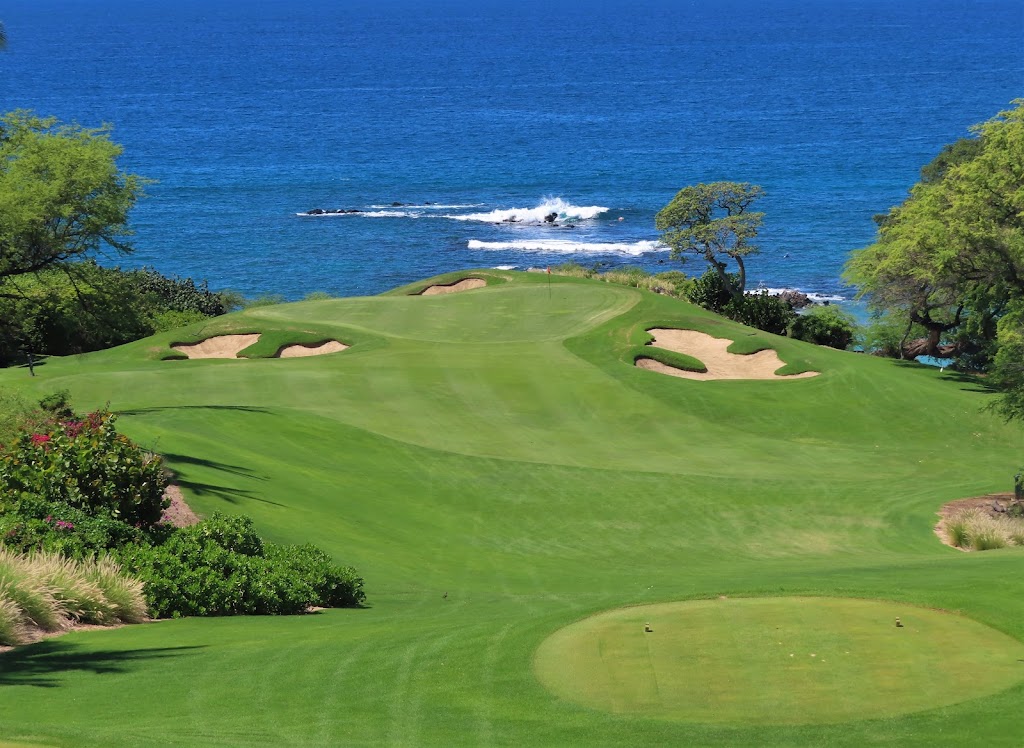 Panoramic view of a lush green golf course at Mauna Kea Golf Course. Smooth