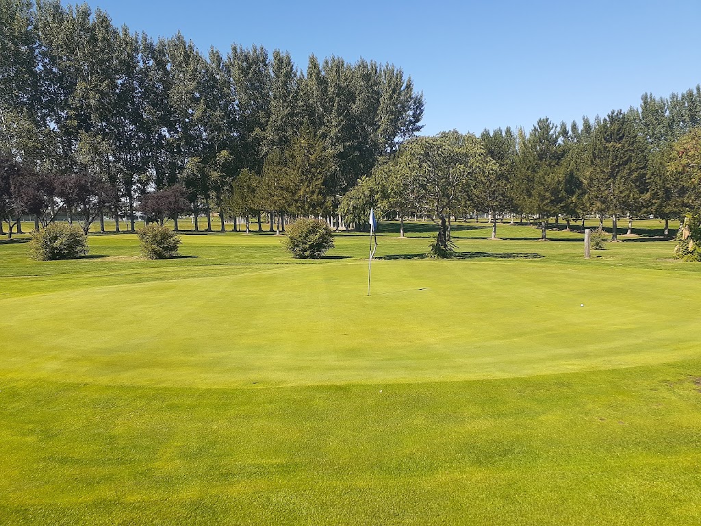 Panoramic view of a lush green golf course at Pasco Golfland. Smooth