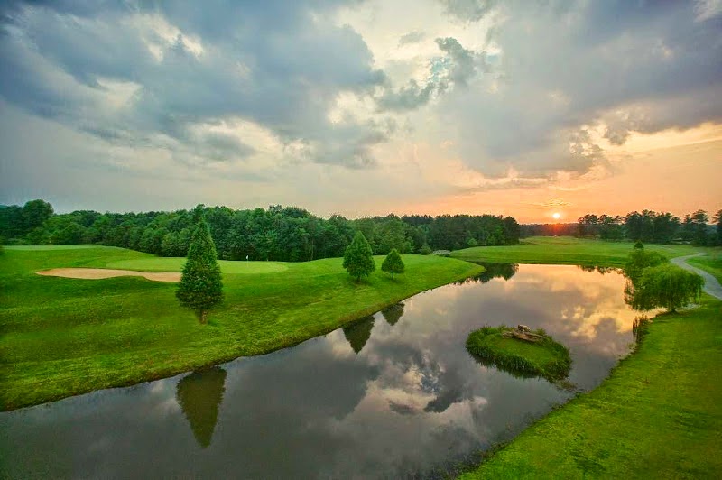 Panoramic view of a lush green golf course at Planterra Club. Smooth
