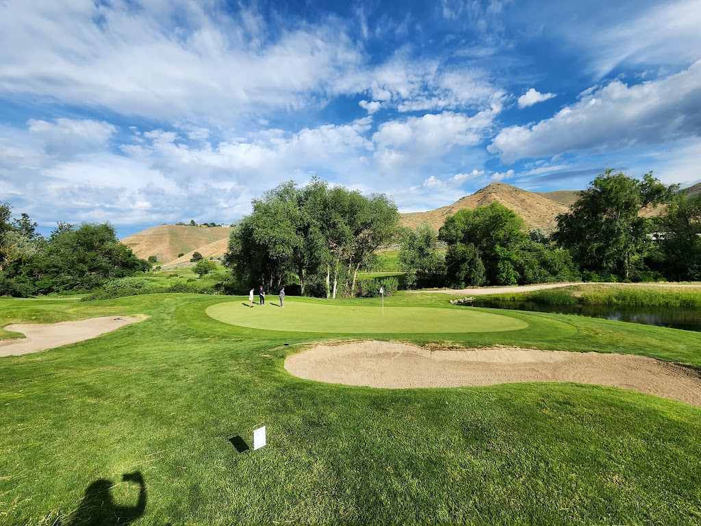 Panoramic view of a lush green golf course at Quail Hollow Golf Course. Smooth