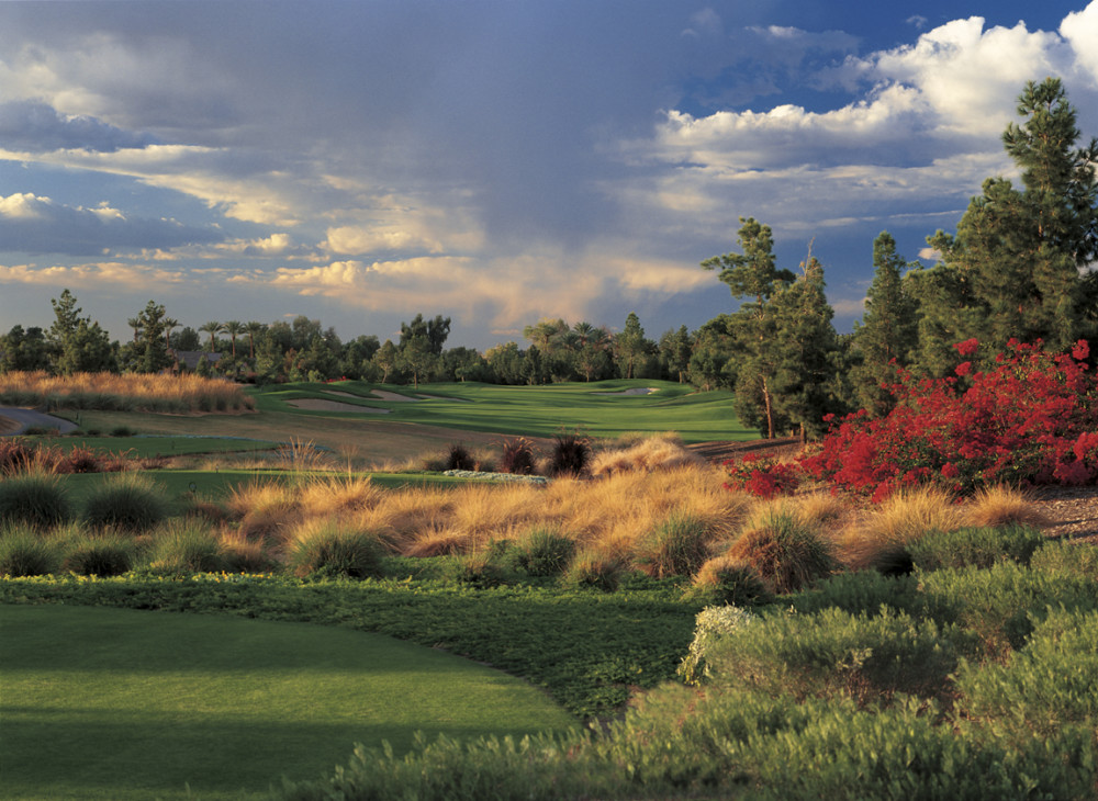 Panoramic view of a lush green golf course at Raven Golf Club. Smooth