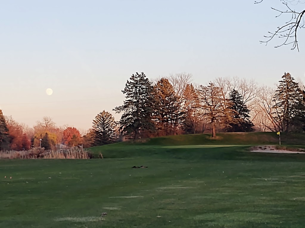 Panoramic view of a lush green golf course at Scherwood Golf. Smooth