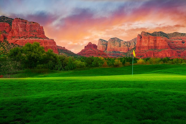 Panoramic view of a lush green golf course at Sedona Golf Resort. Smooth