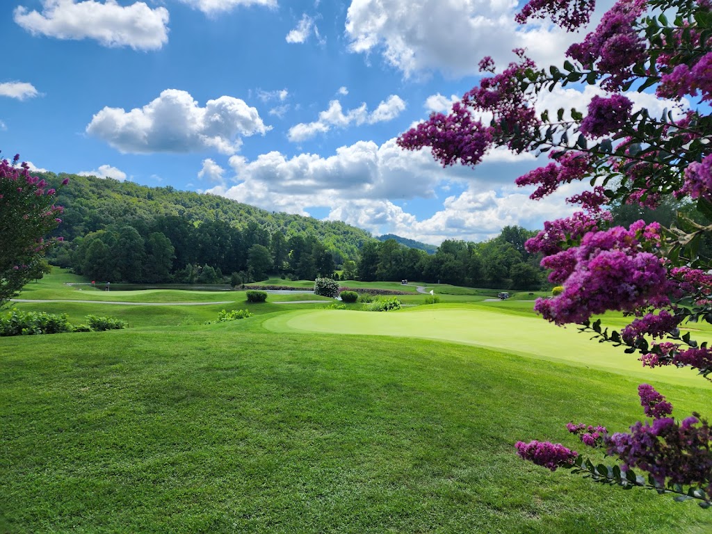 Panoramic view of a lush green golf course at Sugarwood Golf Course. Smooth