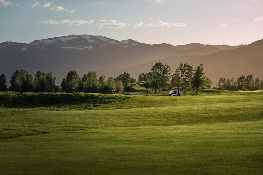 Panoramic view of a lush green golf course at Teton Reserve. Smooth