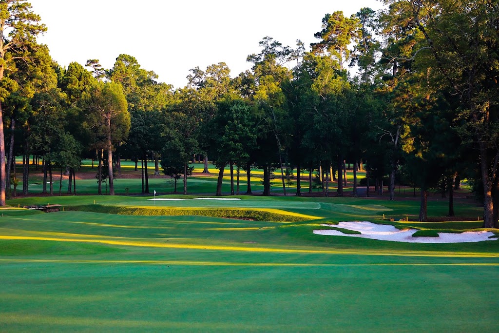 Panoramic view of a lush green golf course at Texarkana Country Club. Smooth