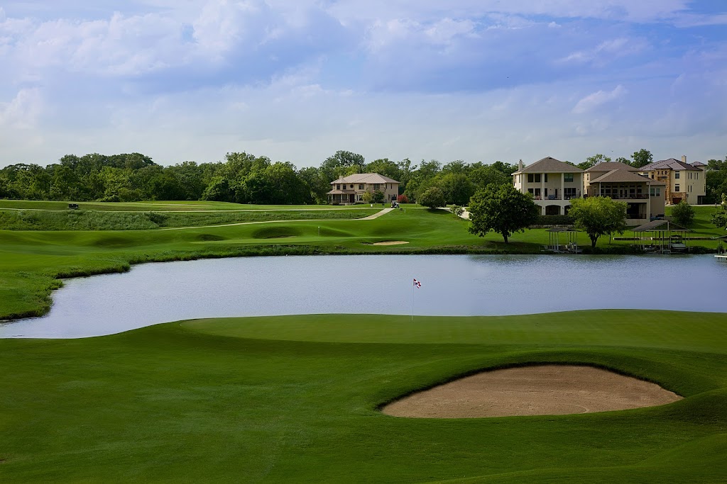 Panoramic view of a lush green golf course at The Bandit Golf Club. Smooth