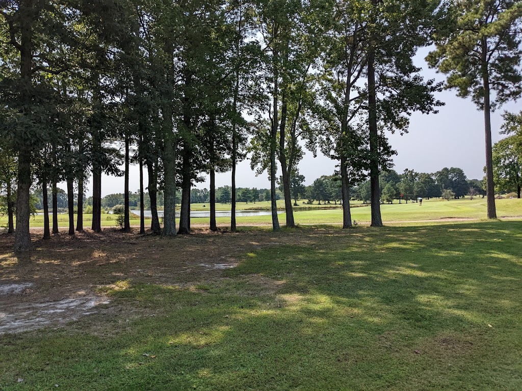 Panoramic view of a lush green golf course at The Hollows Golf Club. Smooth