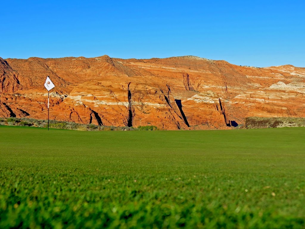 Panoramic view of a lush green golf course at The Ledges of St. George. Smooth