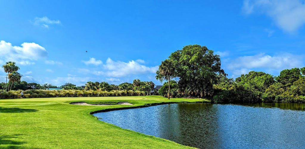 Panoramic view of a lush green golf course at The Plantation Course at Edisto. Smooth