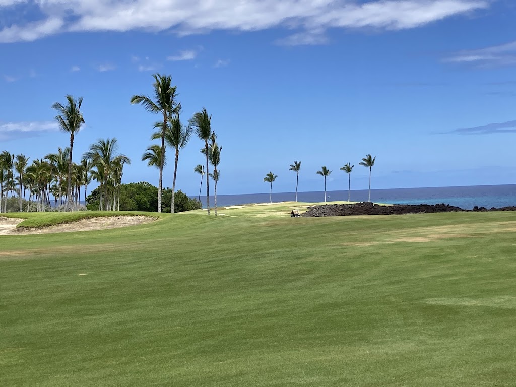 Panoramic view of a lush green golf course at Waikoloa Kings' Nine. Smooth