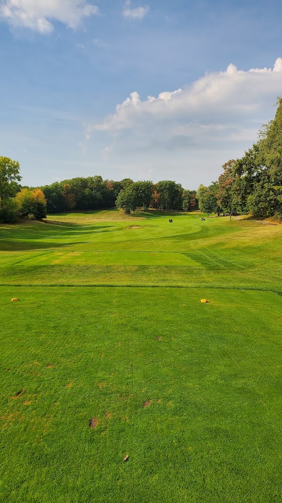 Panoramic view of a lush green golf course at Wild Rock Golf Club. Smooth