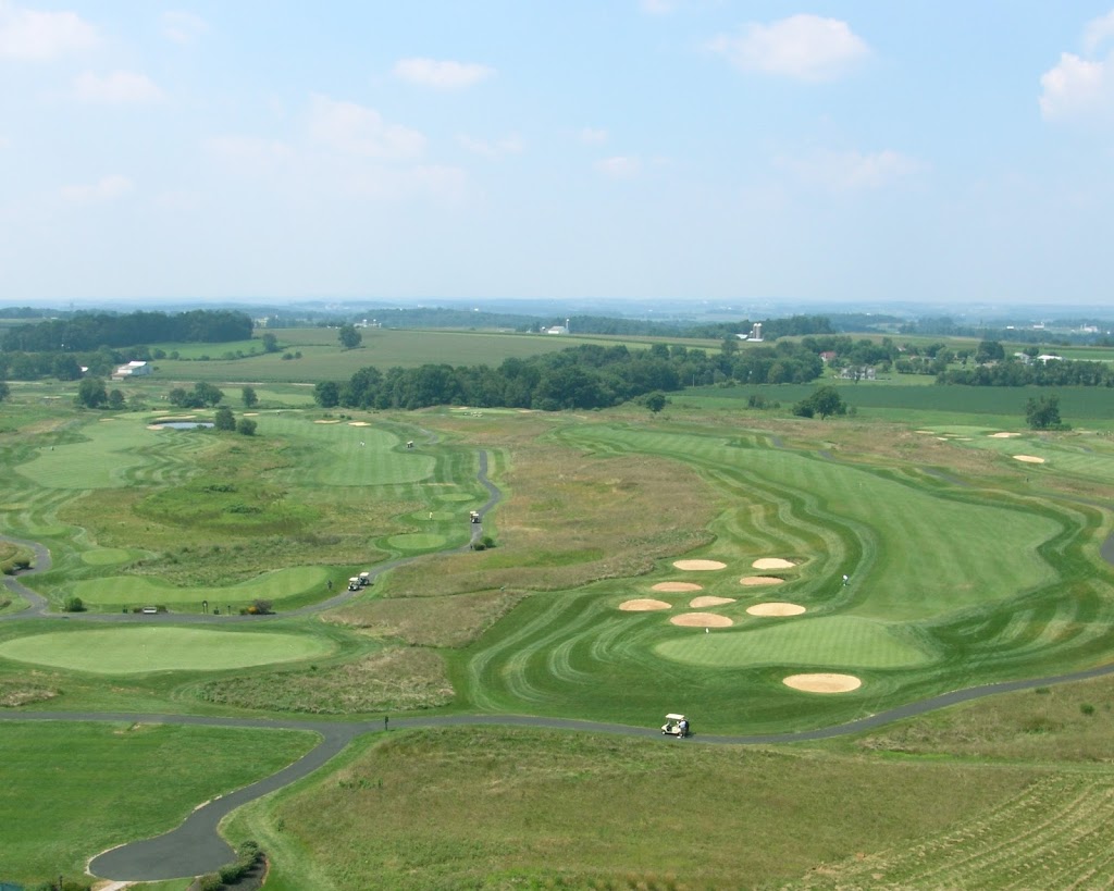 Panoramic view of a lush green golf course at Wyncote Golf Club (The Restaurant at Wyncote). Smooth
